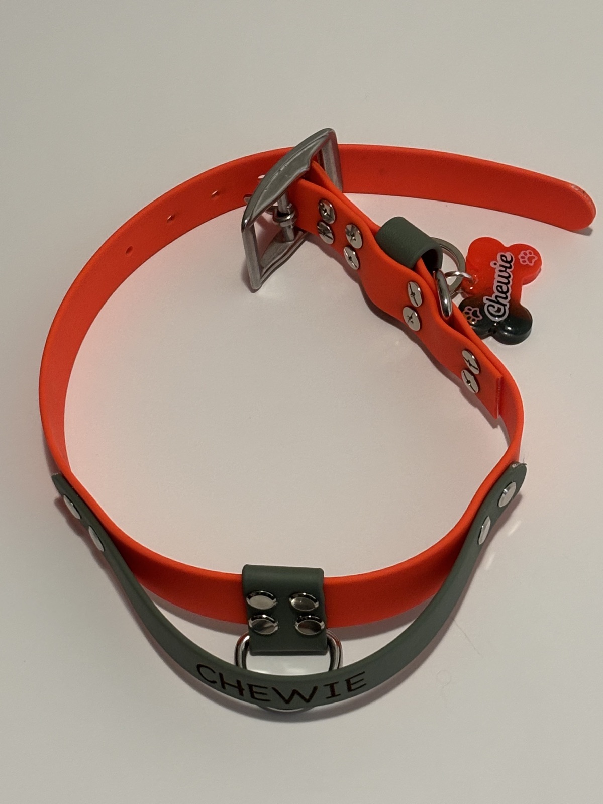 Collier avec poignée gravée, orange et froggy vert
