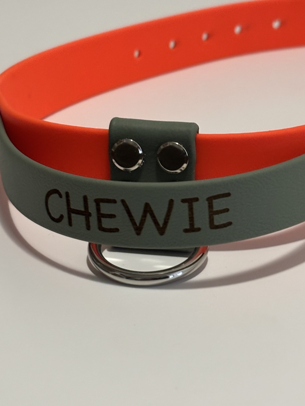 Collier avec poignée gravée, orange et froggy vert