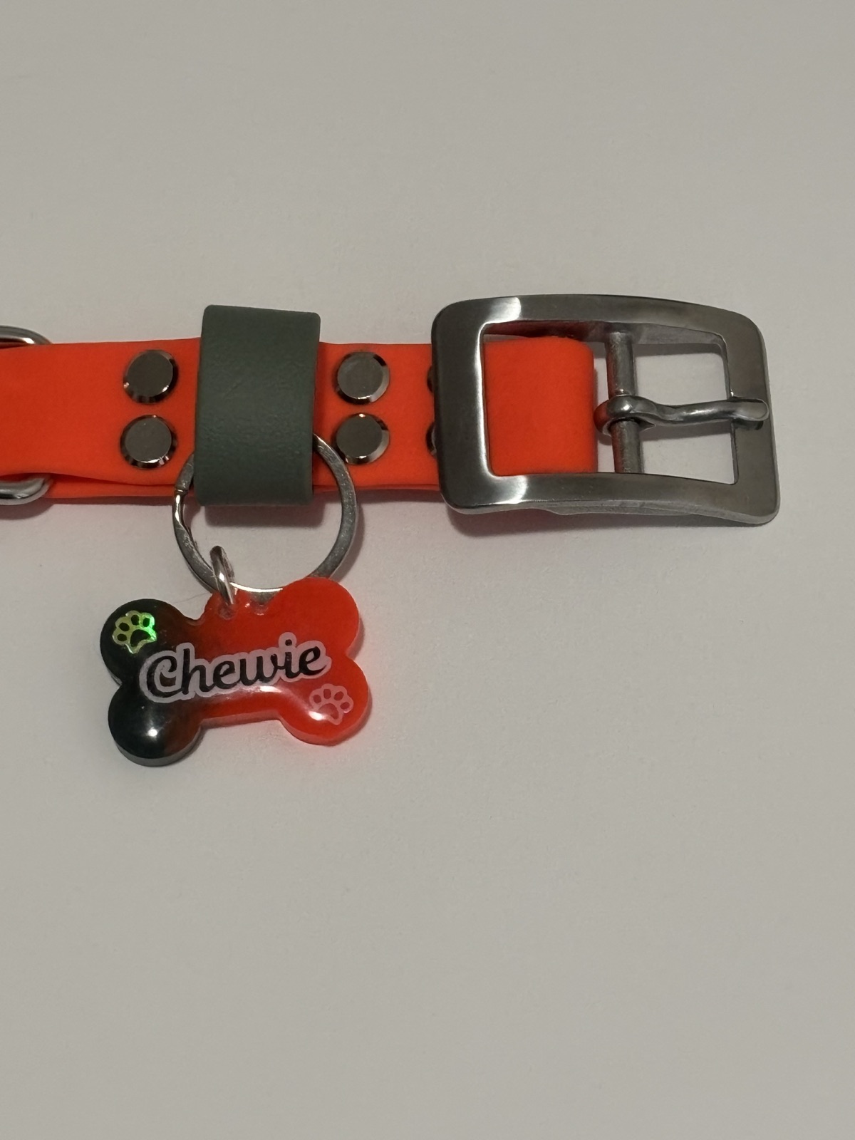 médaille en résine orange et vert kaki